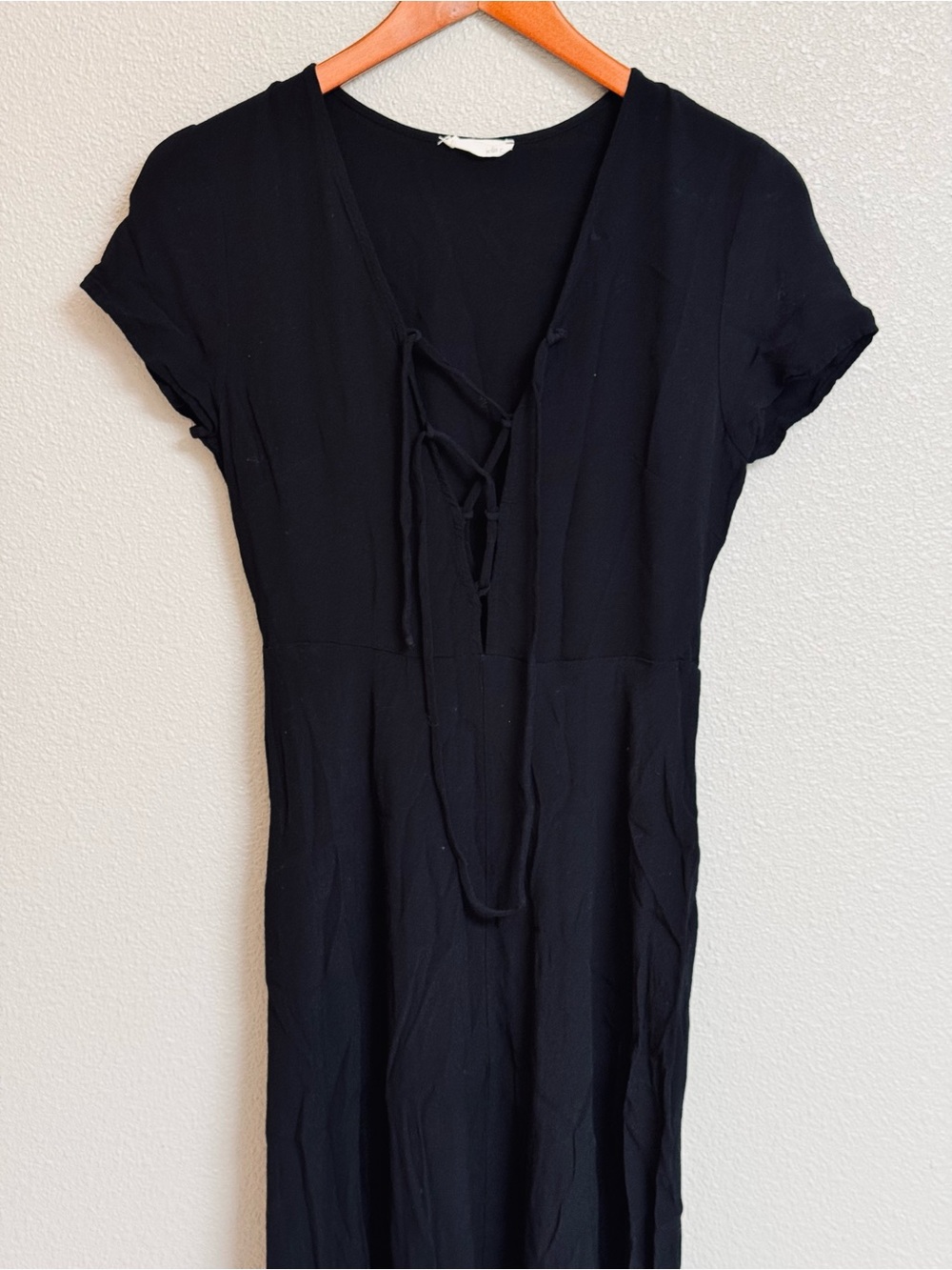 Jella c. Black Tie Front Midi Dress